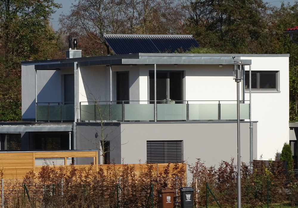 Flachdach mit Solaranlage am Einfamilienhaus.