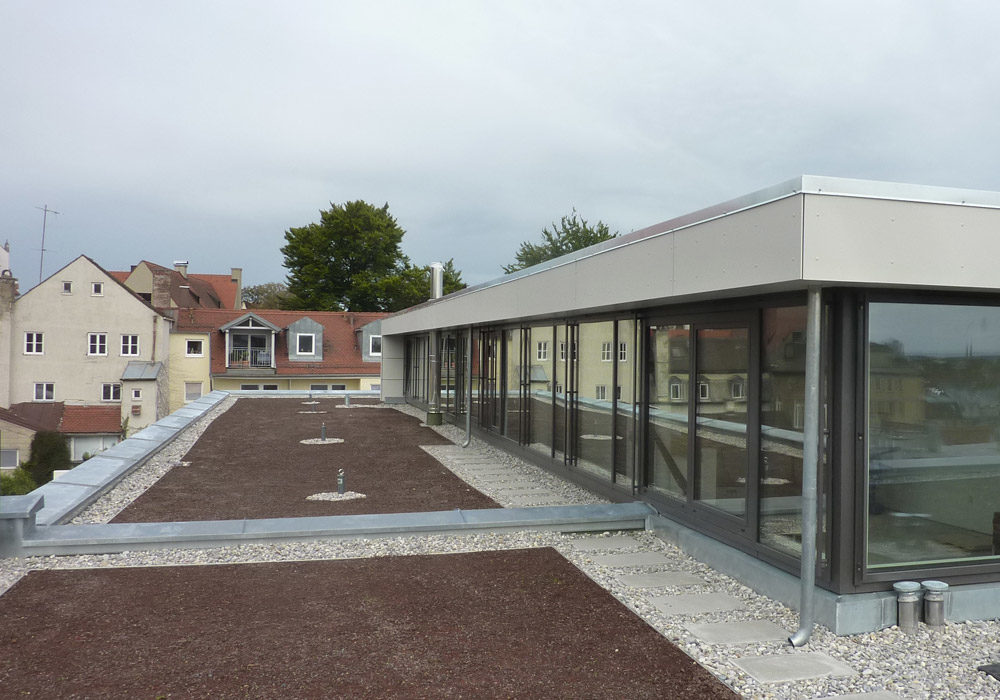 Flachdach mit Dachterrassenwohnung.