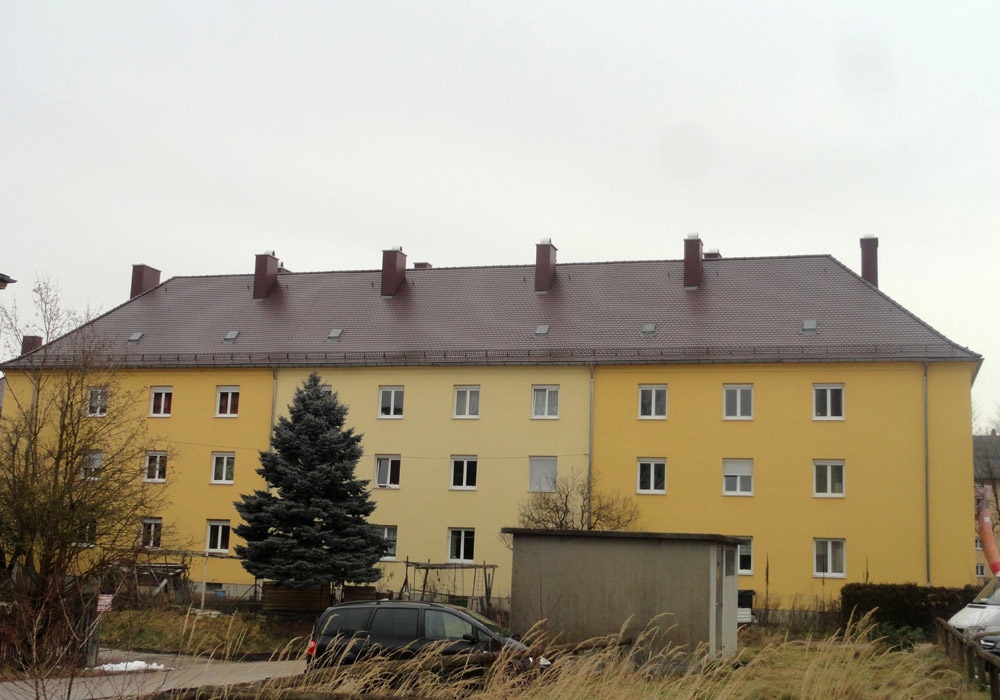 Haus mit vielen Wohnungen, Dach wurde renoviert.