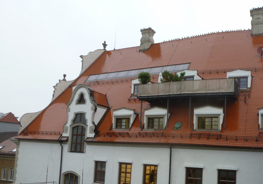 Altes, historisches Gebäude. Ziegeldach und Dachterrasse.