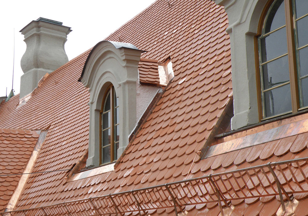 Neues Dach um historische Dachfenster.